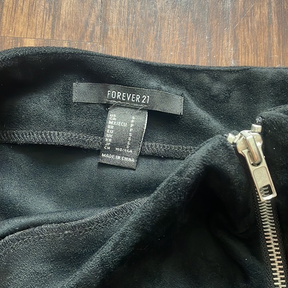 Suede skirt with 2 zippers in the front - Picture 2 of 3